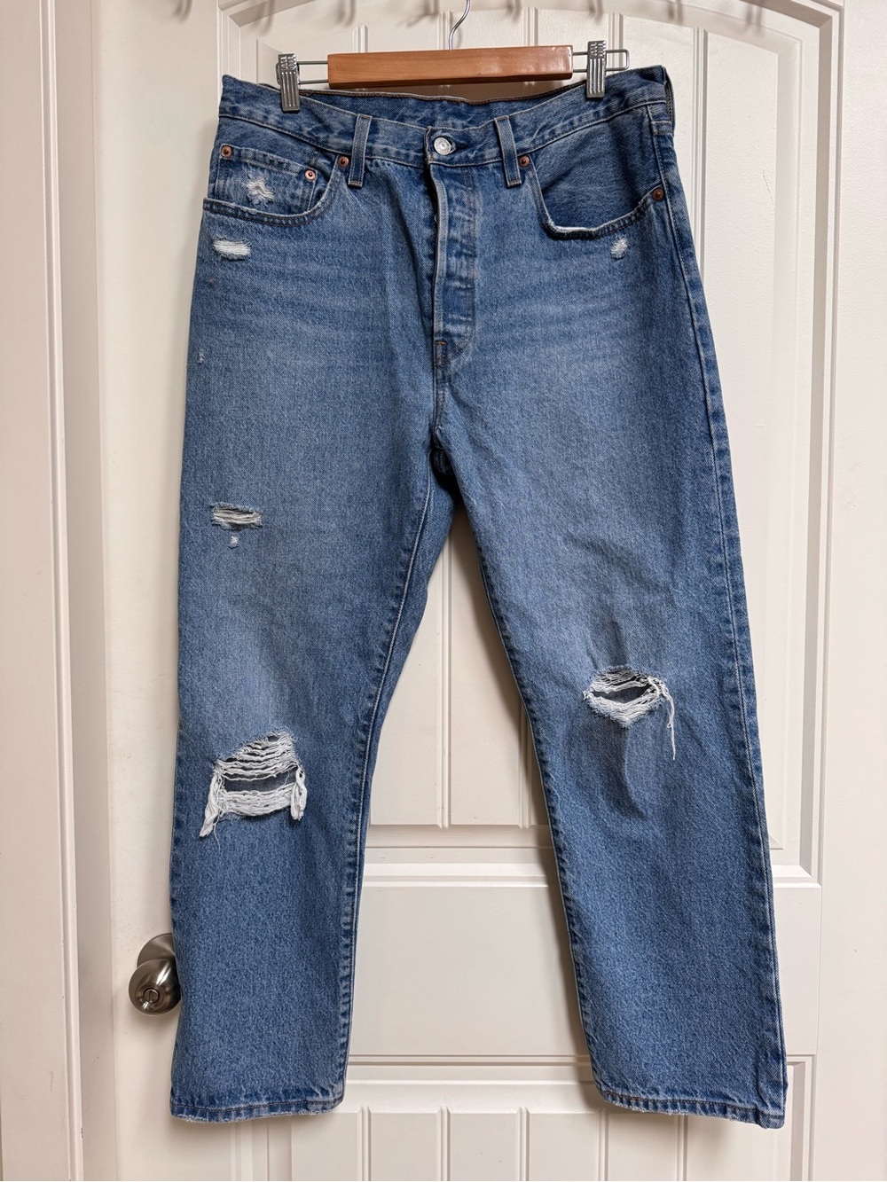Levi’s 501 100% Cotton Distressed Jeans. Size 31 x 28 (measures 27”)